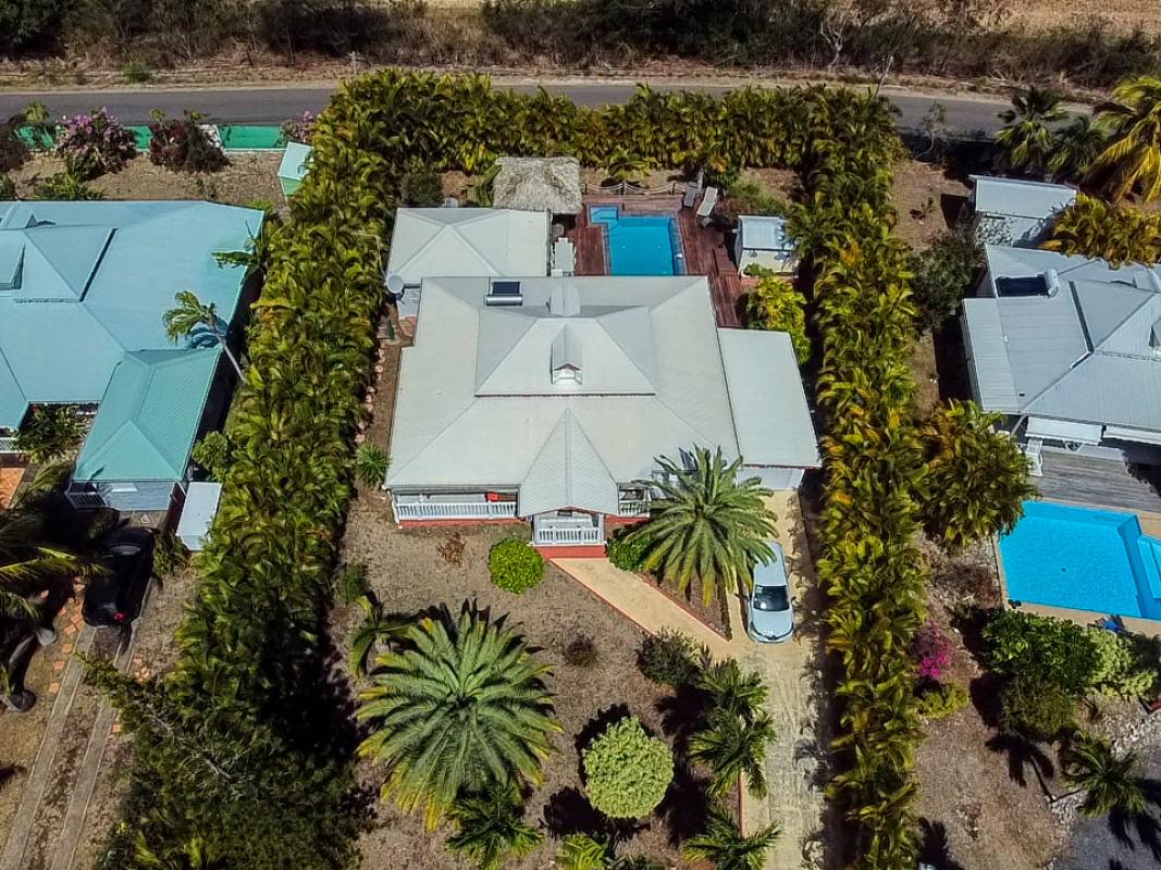 Location villa 4 chambres 11 personnes avec piscine à St François en Guadeloupe - vue aerienne.